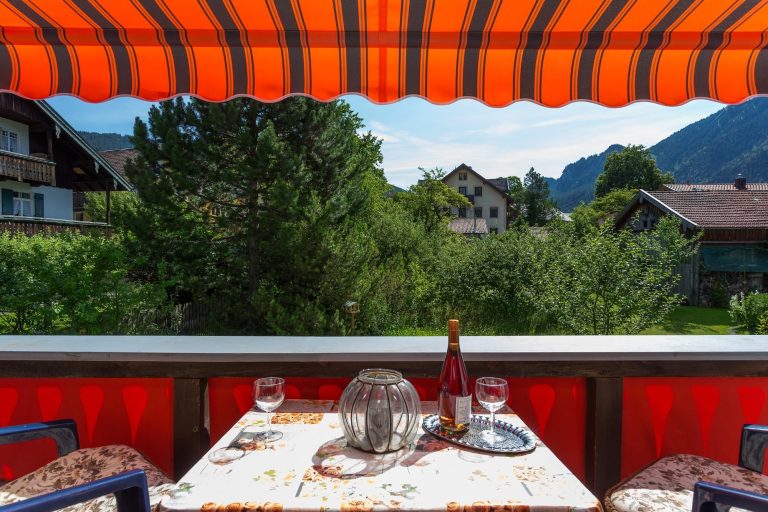 Balkon mit Sonnenmarkise